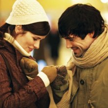 Un'immagine romantica di Nora Tschirner e Unax Ugalde dal film Bon Appetit