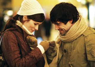 Un'immagine romantica di Nora Tschirner e Unax Ugalde dal film Bon Appetit
