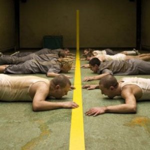 Una sequenza del film Cruzando el límite