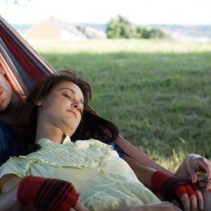 Una tenera immagine di Liam Browne e Nancy Trotter Landry dal film Brilliantlove