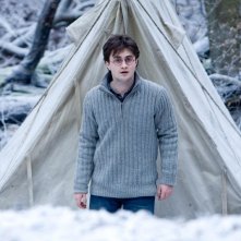 Daniel Radcliffe davanti alla tenda in una scena del film Harry Potter e i doni della morte - parte 1