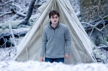 Daniel Radcliffe davanti alla tenda in una scena del film Harry Potter e i doni della morte - parte 1