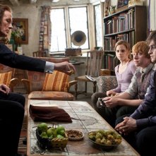 Daniel Radcliffe, Rupert Grint ed Emma Watson osservano Bill Nighy nel film Harry Potter e i Doni della Morte - parte 1