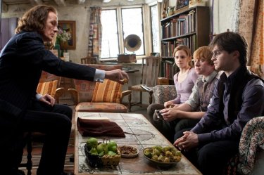 Daniel Radcliffe, Rupert Grint ed Emma Watson osservano Bill Nighy nel film Harry Potter e i Doni della Morte - parte 1