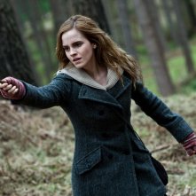 Emma Watson armata di bacchetta nel film Harry Potter e i doni della morte - parte 1