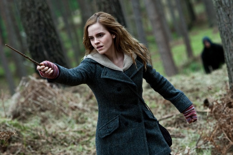 Emma Watson armata di bacchetta nel film Harry Potter e i doni della morte - parte 1