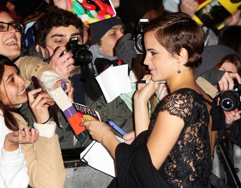 Emma Watson Firma Autografi Ai Fans Alla Premiere Di Harry Potter E I Doni Della Morte Parte 1 182696