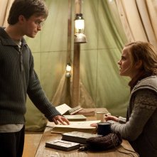 Harry (Daniel Radcliffe) parla con Hermione (Emma Watson) nel film I Doni della Morte - parte 1
