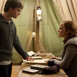 Harry (Daniel Radcliffe) parla con Hermione (Emma Watson) nel film I Doni della Morte - parte 1