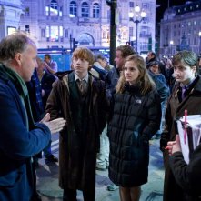 Il regista David Yates parla con i ragazzi sul set londinese di Harry Potter e i Doni della Morte - Parte 1