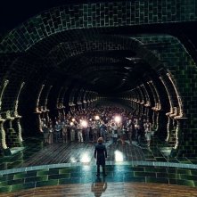 Una scena vista dall'alto con Bill Nighy (di spalle) nel film Harry Potter e i Doni della Morte - parte 1