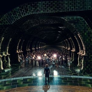 Una scena vista dall'alto con Bill Nighy (di spalle) nel film Harry Potter e i Doni della Morte - parte 1