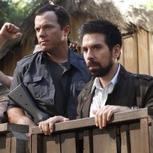 Adam Baldwin e Joshua Gomez a bordo ring nell'episodio Chuck Versus Phase Three
