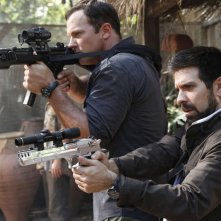 Adam Baldwin e Joshua Gomez armati in un momento dell'episodio Chuck Versus Phase Three
