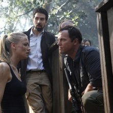 Adam Baldwin parla a Yvonne Strahovski e Joshua Gomez nell'episodio Chuck Versus Phase Three