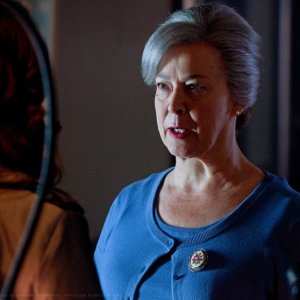 Christine Willes parla con Cassidy Freeman in una scena dell'episodio Abandoned di Smallville