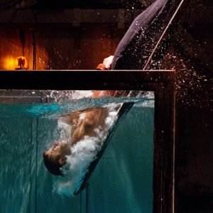 Freccia Verde (Justin Hartley) in acqua nell'episodio Patriot di Smallville