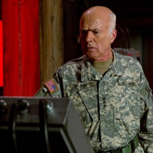 Il Colonnello Slade (Michael Hogan) in una scena dell'episodio Patriot di Smallville