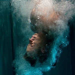 Justin Hartley immerso in acqua in una scena dell'episodio Patriot di Smallville