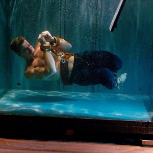 Justin Hartley legato in acqua in una scena dell'episodio Patriot di Smallville