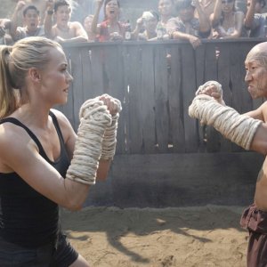 Yvonne Strahovski affronta il suo avversario nell'episodio Chuck Versus Phase Three