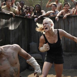Yvonne Strahovski colpisce il suo avversario nell'episodio Chuck Versus Phase Three