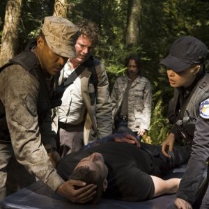 Alaina Kalanj, Patrick Gilmore e Jamil Walker Smith soccorrono Brian J. Smith in Cloverdale di Stargate Universe