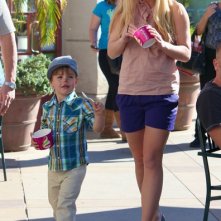 Britney Spears e suo figlio Jayden mangiano lo yogurt gelato a Menchie, Calabasas