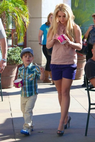 Britney Spears e suo figlio Jayden mangiano lo yogurt gelato a Menchie, Calabasas