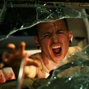 Chester Bennington in una scena del film Saw 3D
