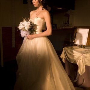 Chloe (Elyse Levesque) in abito da sposa nell'episodio Cloverdale di Stargate Universe