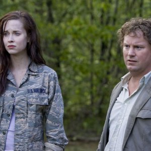 Elyse Levesque e Patrick Gilmore in una scena dell'episodio Cloverdale di Stargate Universe
