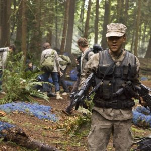 Greer (Jamil Walker Smith) circondato da organismi vegetali nell'episodio Cloverdale di Stargate Universe