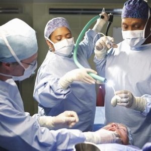 James Pickens Jr. e Chandra Wilson in Grey's Anatomy nell'episodio Adrift and at Peace