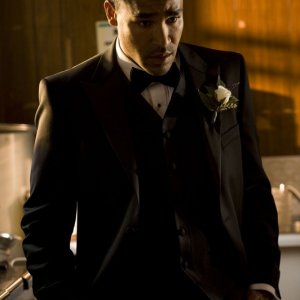 Jamil Walker Smith in abito elegante nell'episodio Cloverdale di Stargate Universe