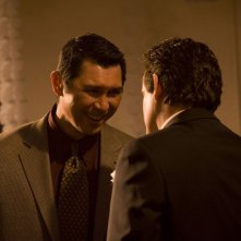 Lou Diamond Phillips parla con Justin Louis (di spalle) nell'episodio Cloverdale di Stargate Universe