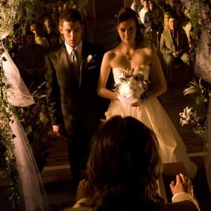 Matthew (Brian J. Smith) e Chloe (Elyse Levesque) al loro matrimonio nell'episodio Cloverdale di Stargate Universe