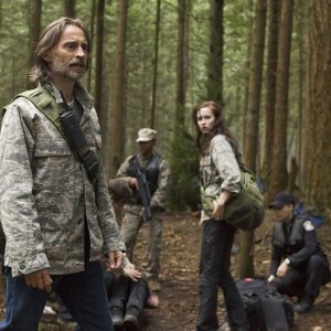 Robert Carlyle e Elyse Levesque in una scena dell'episodio Cloverdale di Stargate Universe