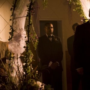 Robert Carlyle, Jamil Walker Smith e Brian J. Smith nell'episodio Cloverdale di Stargate Universe