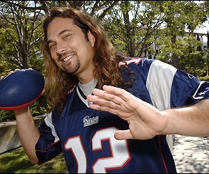 Tom Brady in un'immagine promo per un film.