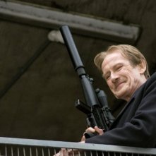 Bill Nighy in una scena di Wild Target