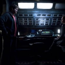 David Blue parla con Julie McNiven nell'episodio Trial and Error di Stargate Universe
