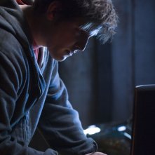 Eli (David Blue) a lavoro nell'episodio Trial and Error di Stargate Universe