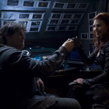 Eli (David Blue) e Ginn (Julie McNiven) brindano nell'episodio Trial and Error di Stargate Universe