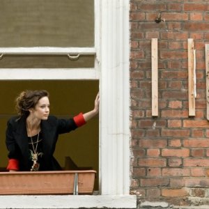 Emily Blunt in una scena di Wild Target