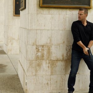 G. Callen (Chris O'Donnell) nascosto dietro una colonna nell'episodio Deliverance di NCIS: Los Angeles