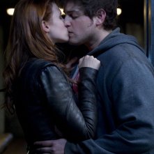 Julie McNiven bacia David Blue nell'episodio Trial and Error di Stargate Universe