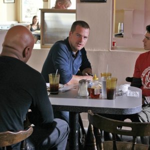 LL Cool J (di spalle) e Chris O'Donnell parlano con  Brett DelBuono in Bounty di NCIS: Los Angeles