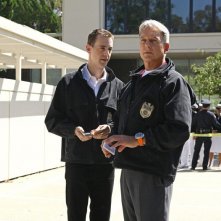 McGee (Sean Murray) parla con Gibbs (Mark Harmon) in Broken Arrow di NCIS: Unità anticrimine