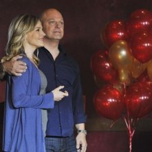 Michael Chiklis e Julie Benz nell'episodio No Ordinary Mobster di No Ordinary Family
